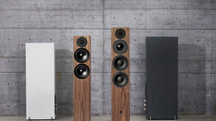 Fact Sig Group 02 walnut flat thumb