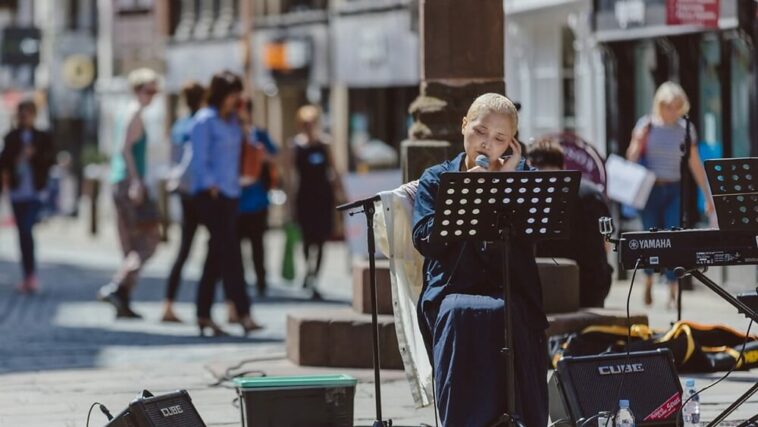 busking thumb