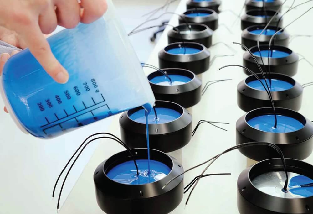 댐핑 액체를 마그네틱 어셈블리 하단에 채움