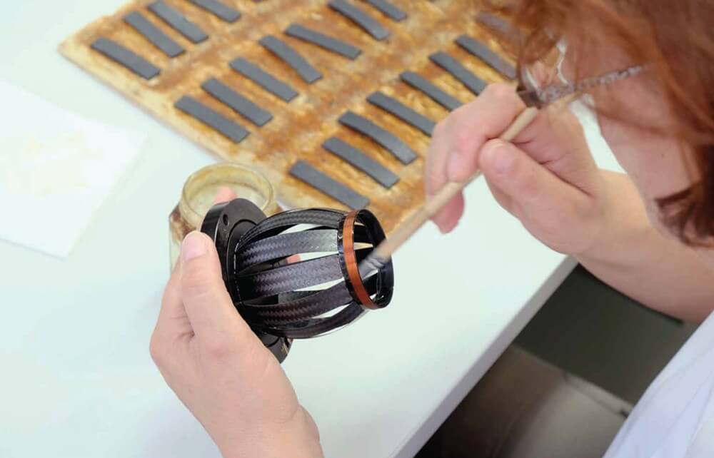 미드레인지의 카본 조각 내부에 실리콘과 흡음용 폼 추가